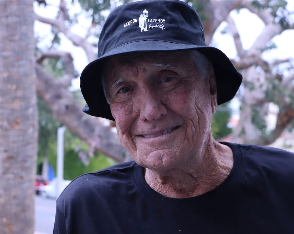 George Lazenby met pensioen 002